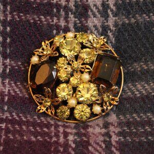 Vintage Unsigned Weiss Topaz Peridot Rhinestone Faux Pearl Flower Brooch